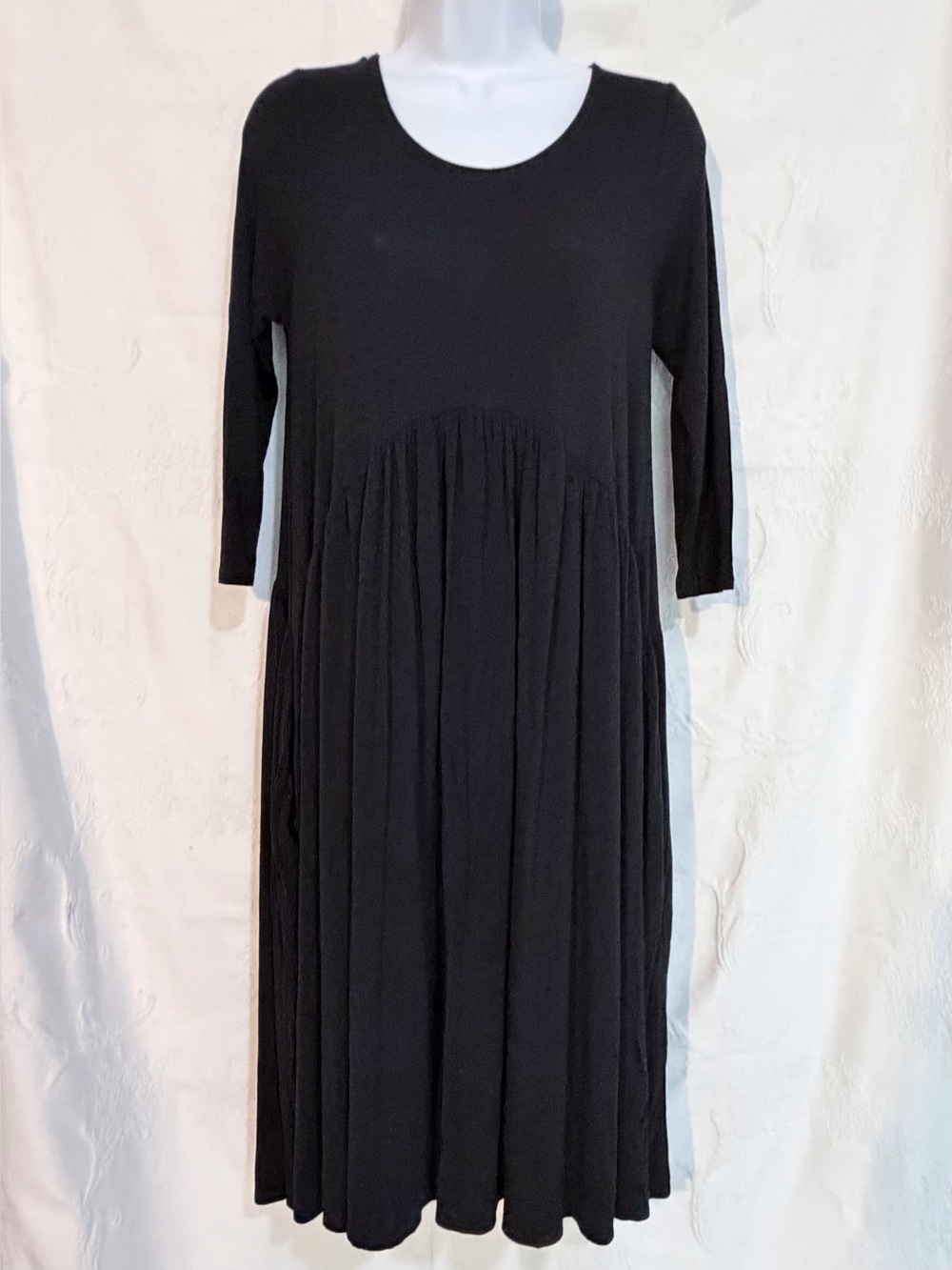 Agnes & Dora Black Scoop-Neck Midi Dress D0072